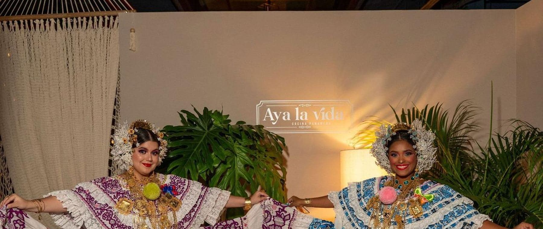 Folklore night with polleras in Casco Viejo