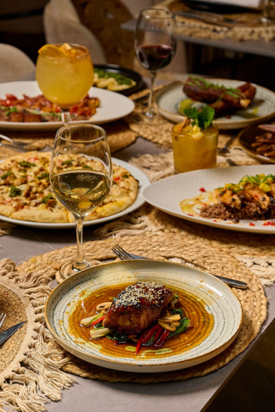 Gastronomía típica panameña en Restaurante Ayalavida Casco Viejo: platos gourmet y coctelería.